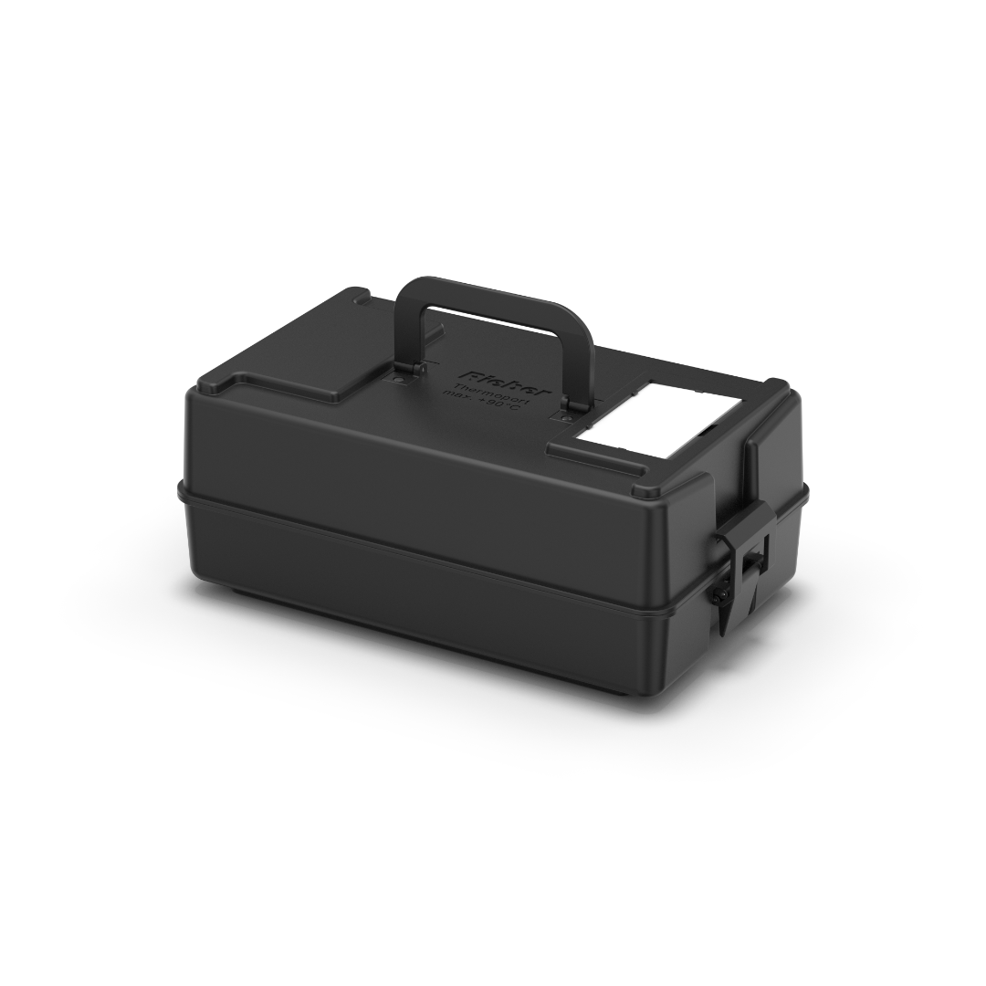 Produktvisualisierung des thermoport® K 10 - schwarz (Perspektive). Unbeheizte Einzelportion-Isolations-Box aus Kunststoff mit einfacher Ausprägung im Deckel, doppelwandig und dichtgeschweißt, spülmaschinentauglich (bis +90 °C) - für den 